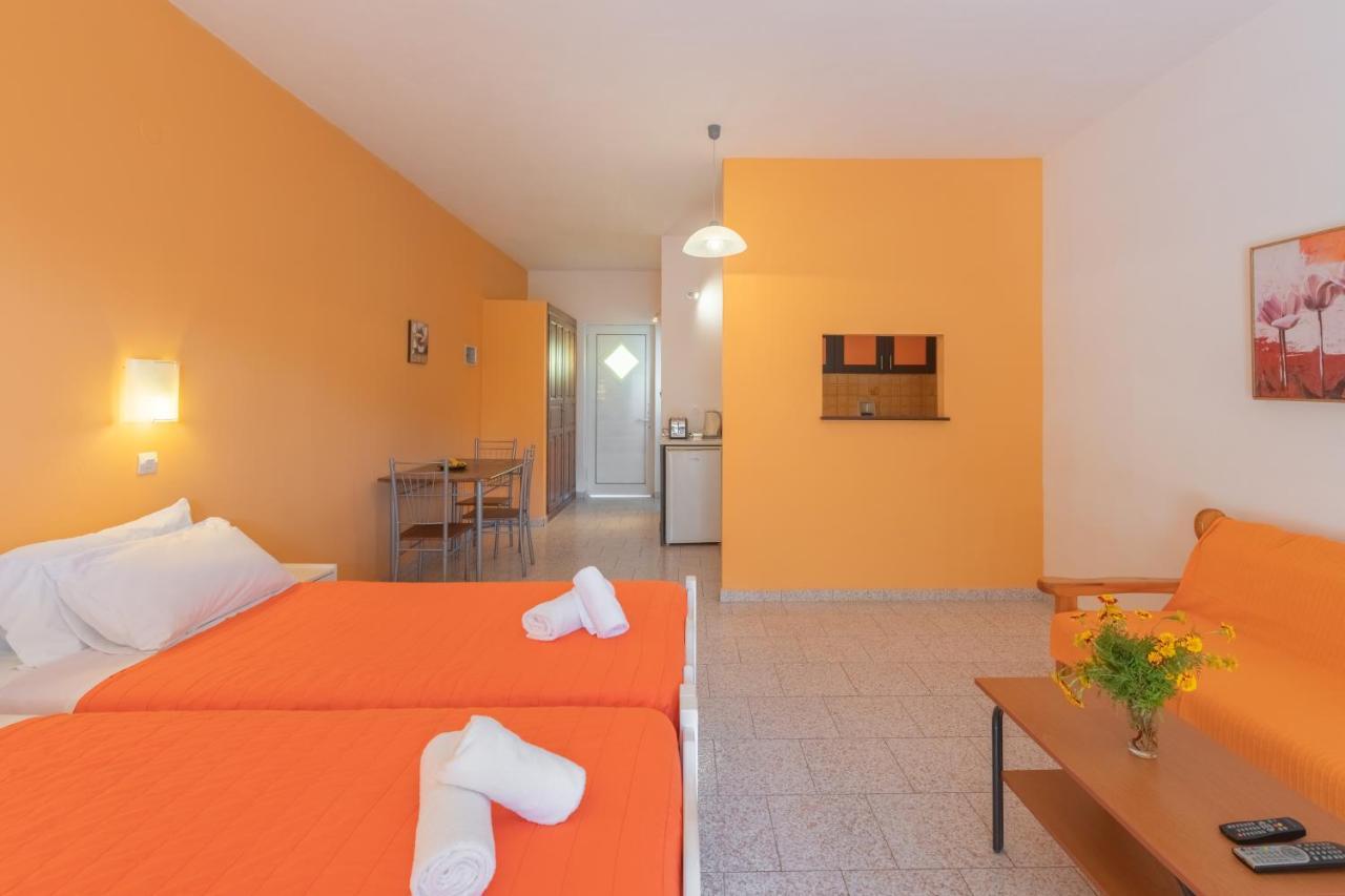 Crystal Blue Hotel, Barbati Luaran gambar