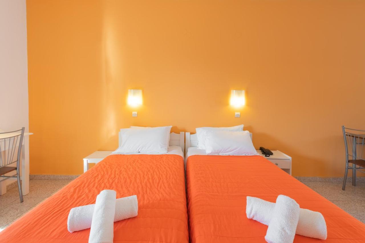 Crystal Blue Hotel, Barbati Luaran gambar