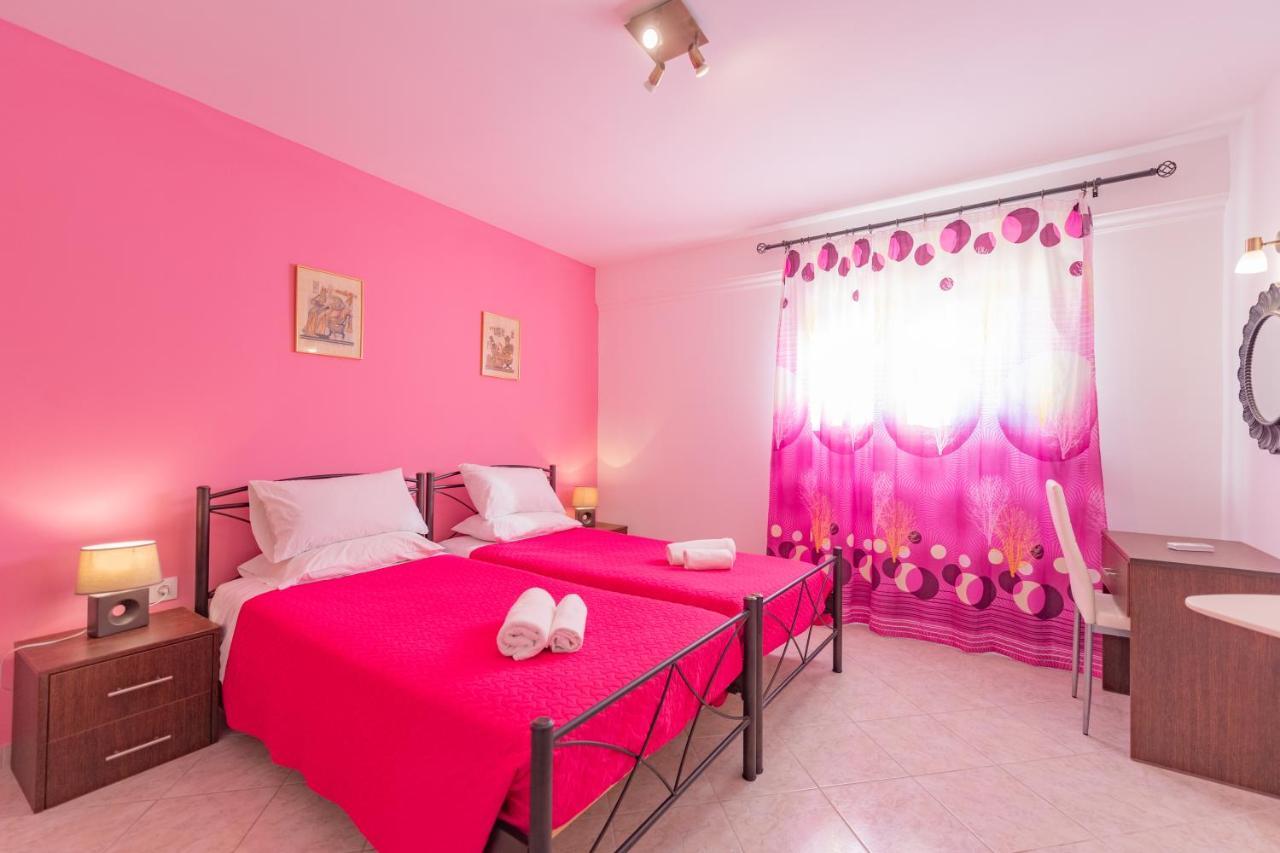 Crystal Blue Hotel, Barbati Luaran gambar