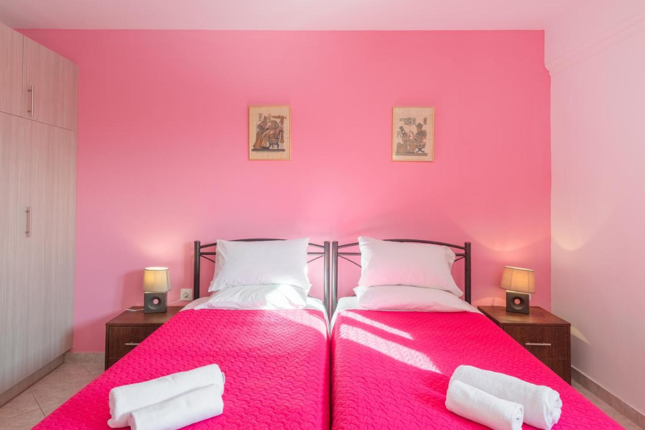 Crystal Blue Hotel, Barbati Luaran gambar