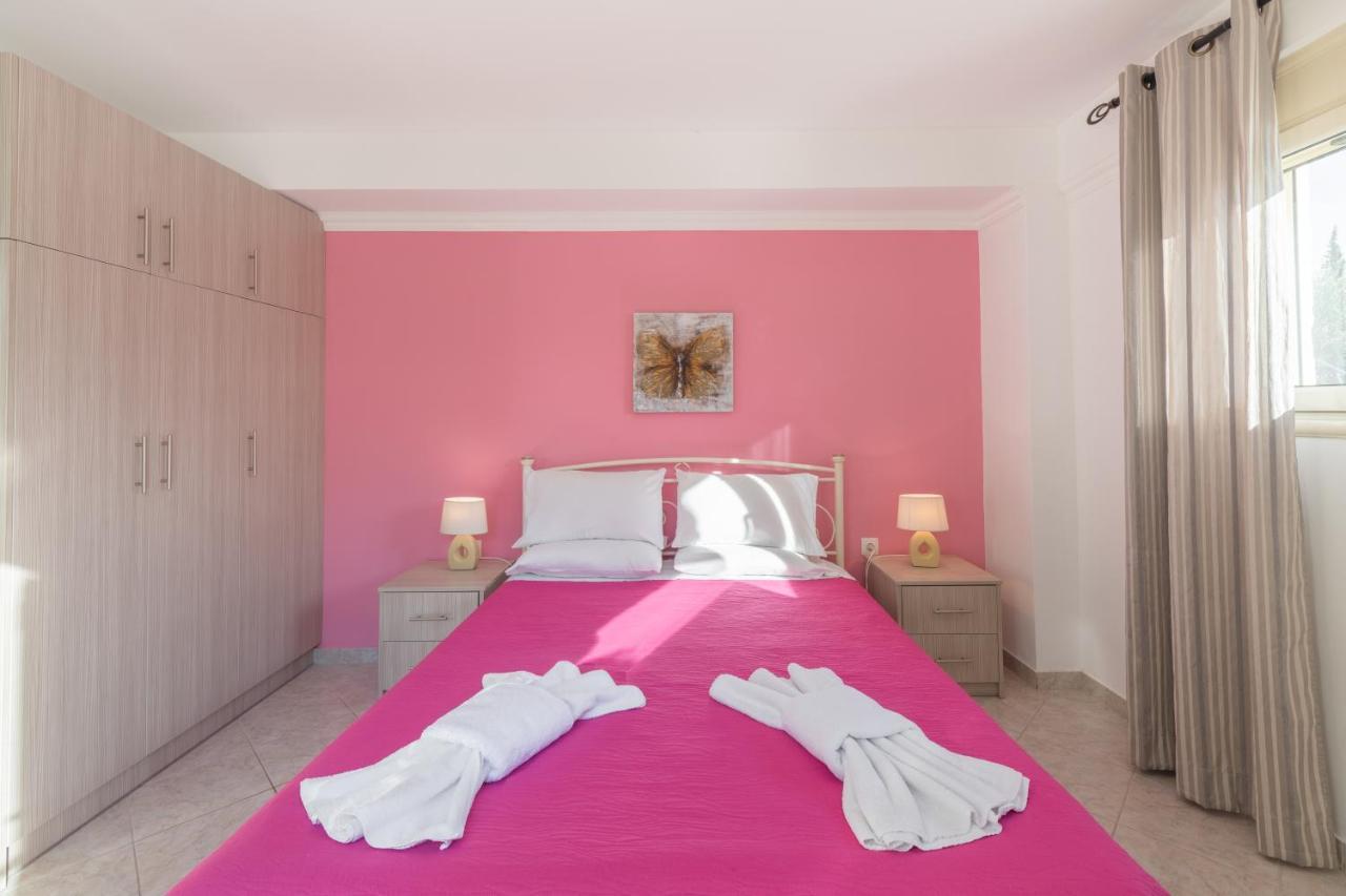 Crystal Blue Hotel, Barbati Luaran gambar