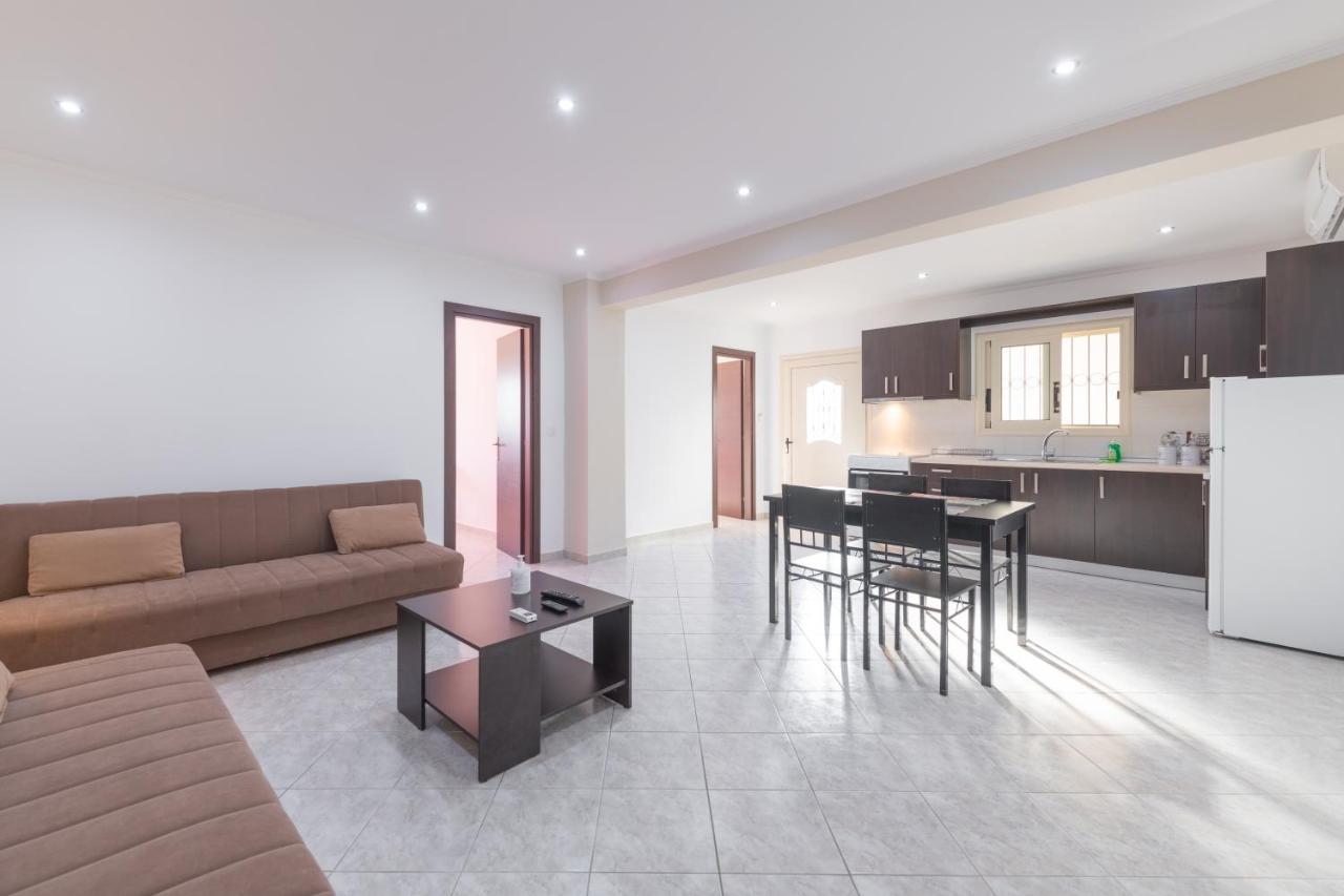 Crystal Blue Hotel, Barbati Luaran gambar