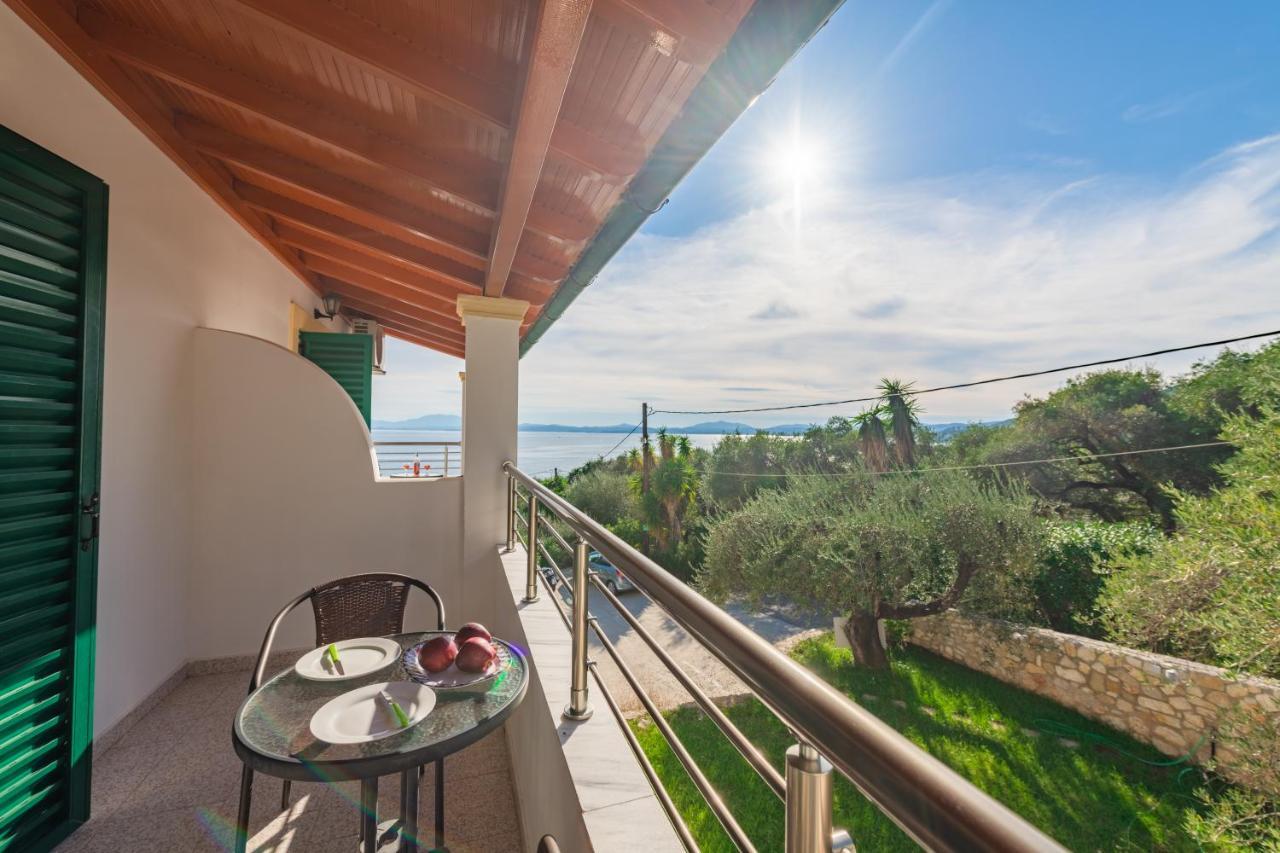 Crystal Blue Hotel, Barbati Luaran gambar