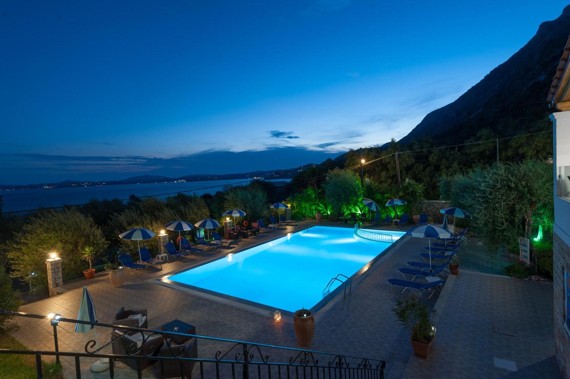 Crystal Blue Hotel, Barbati Luaran gambar