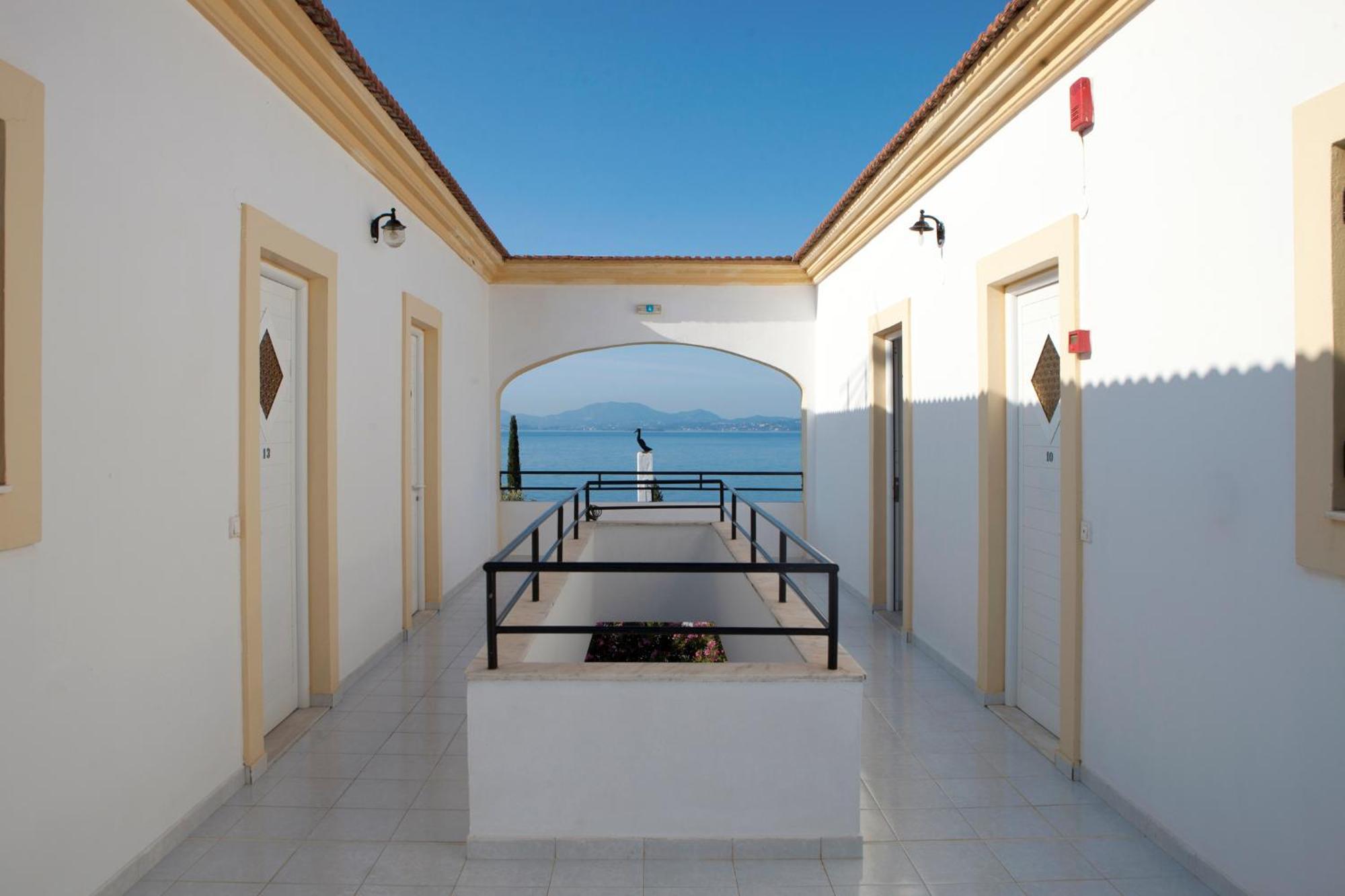 Crystal Blue Hotel, Barbati Luaran gambar