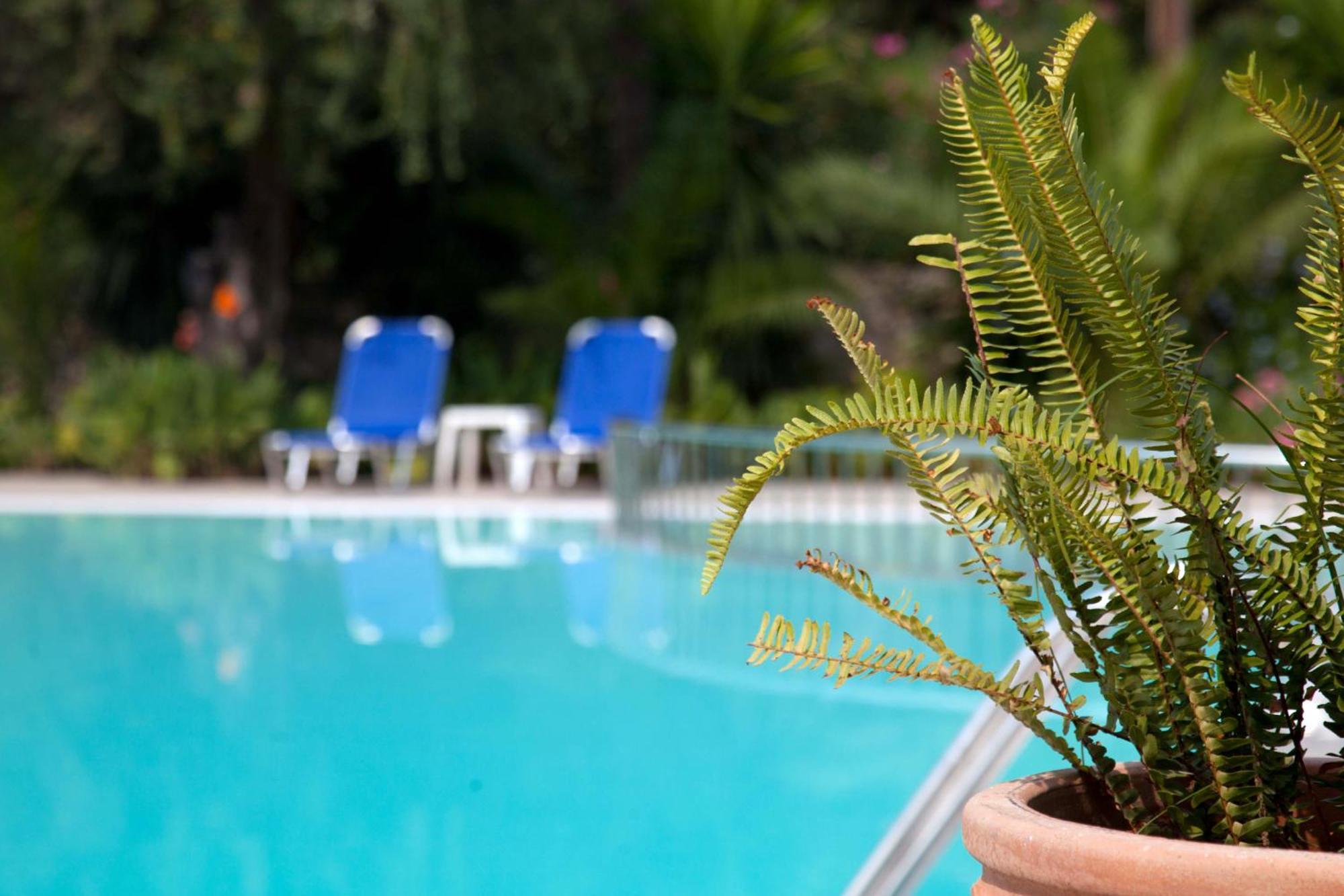Crystal Blue Hotel, Barbati Luaran gambar