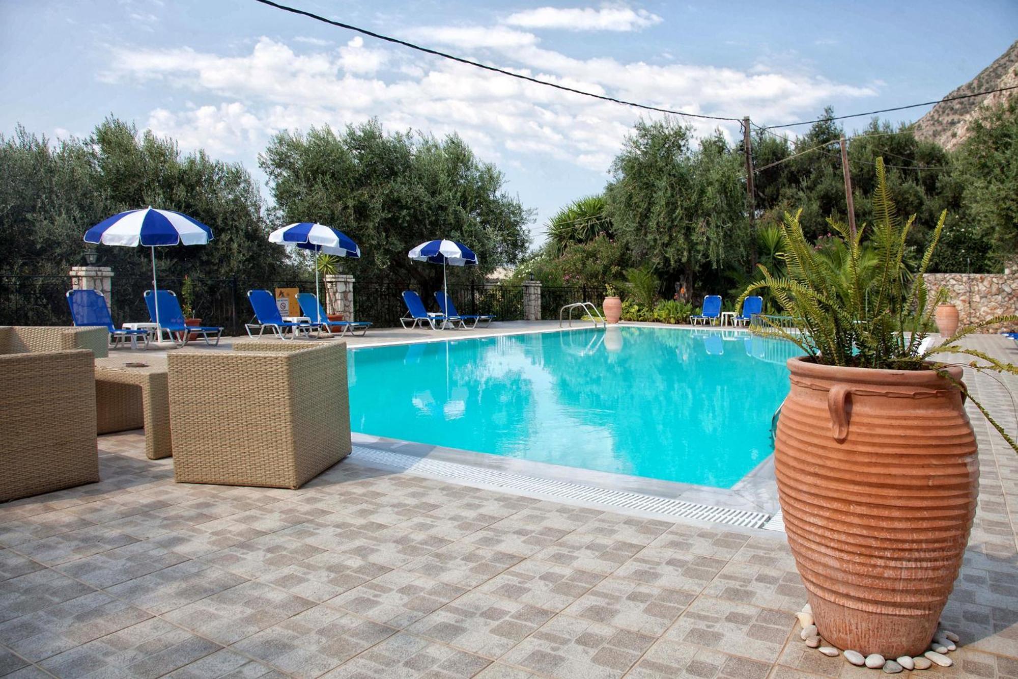 Crystal Blue Hotel, Barbati Luaran gambar