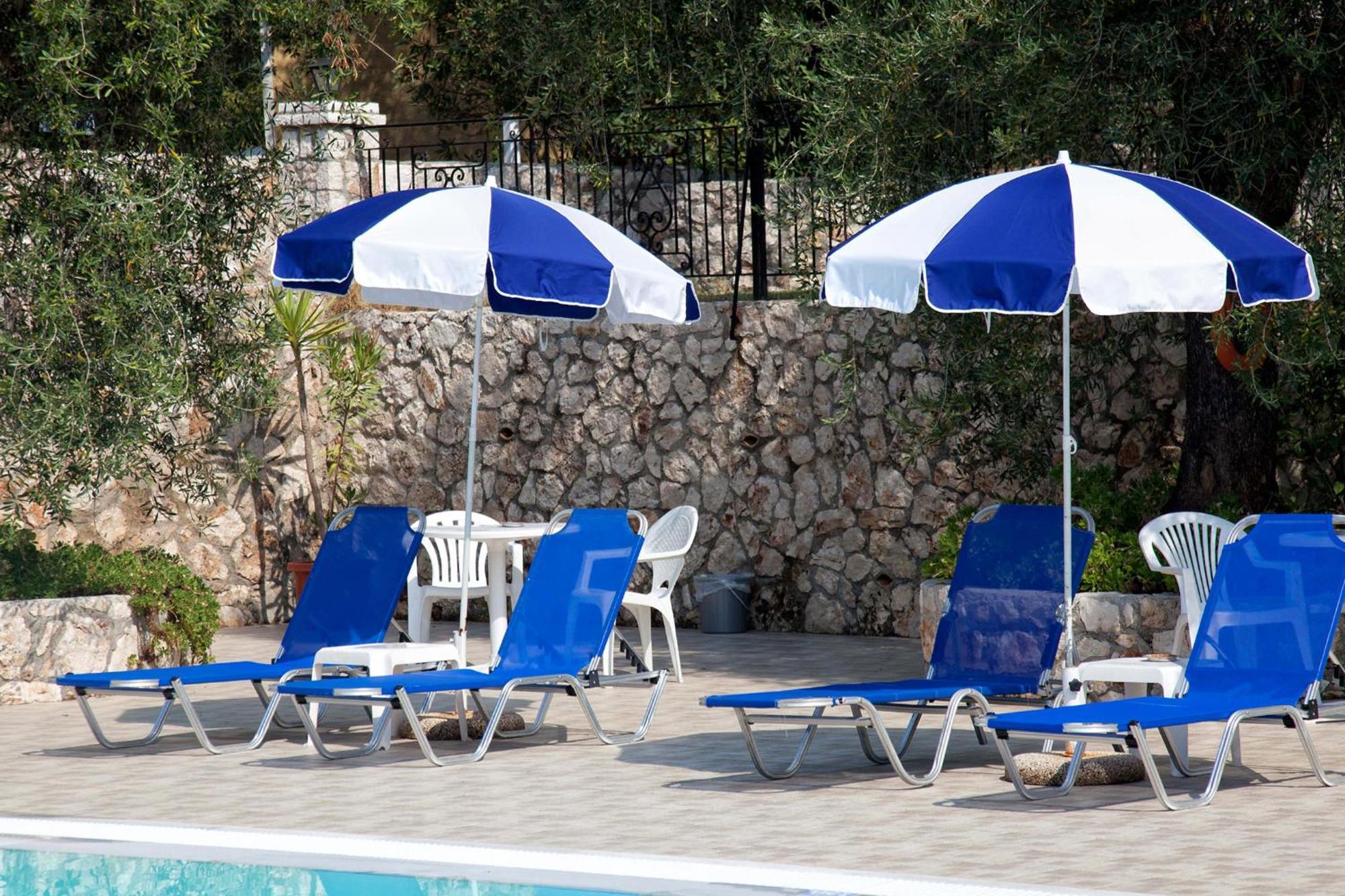 Crystal Blue Hotel, Barbati Luaran gambar