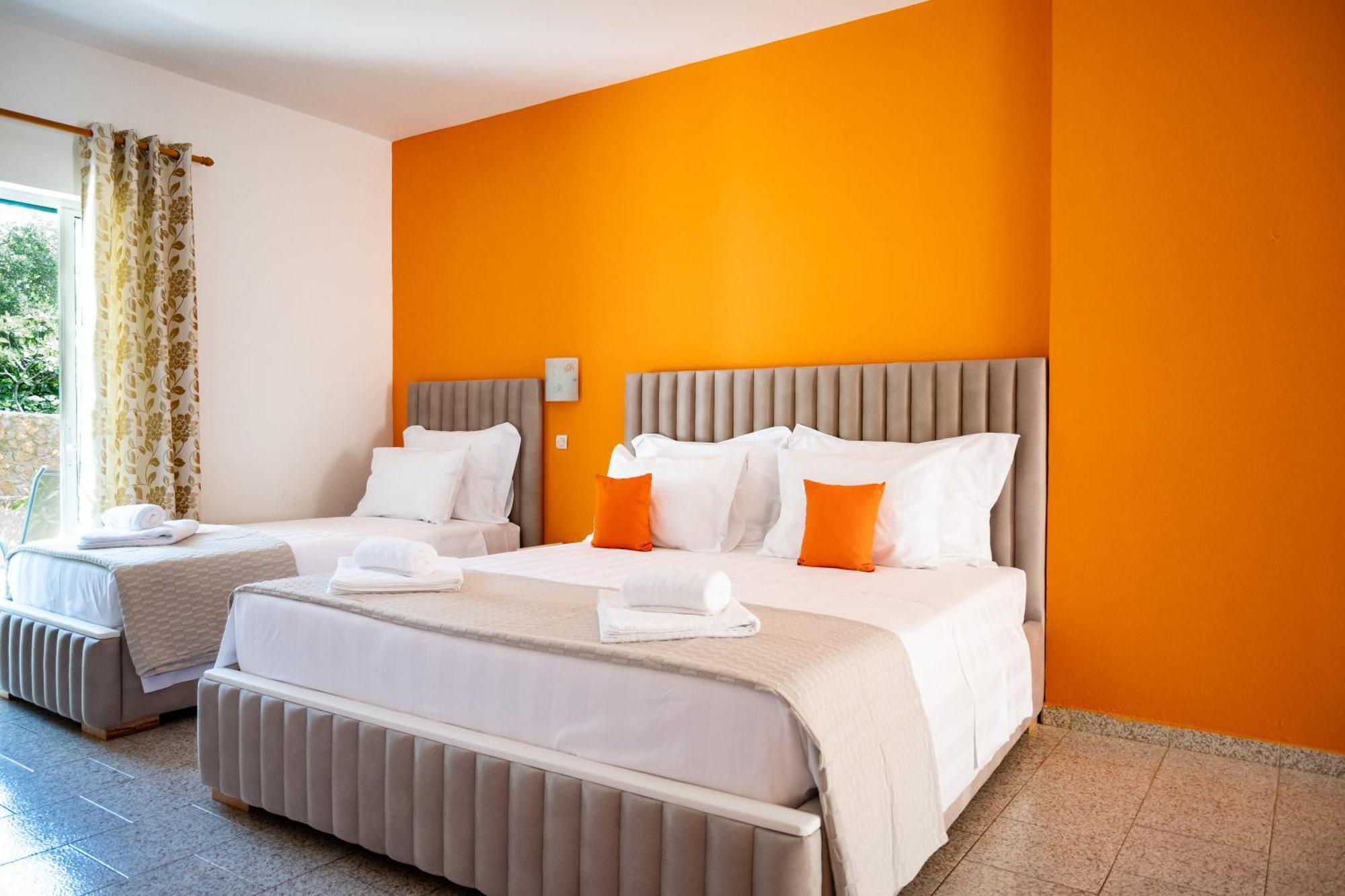 Crystal Blue Hotel, Barbati Luaran gambar