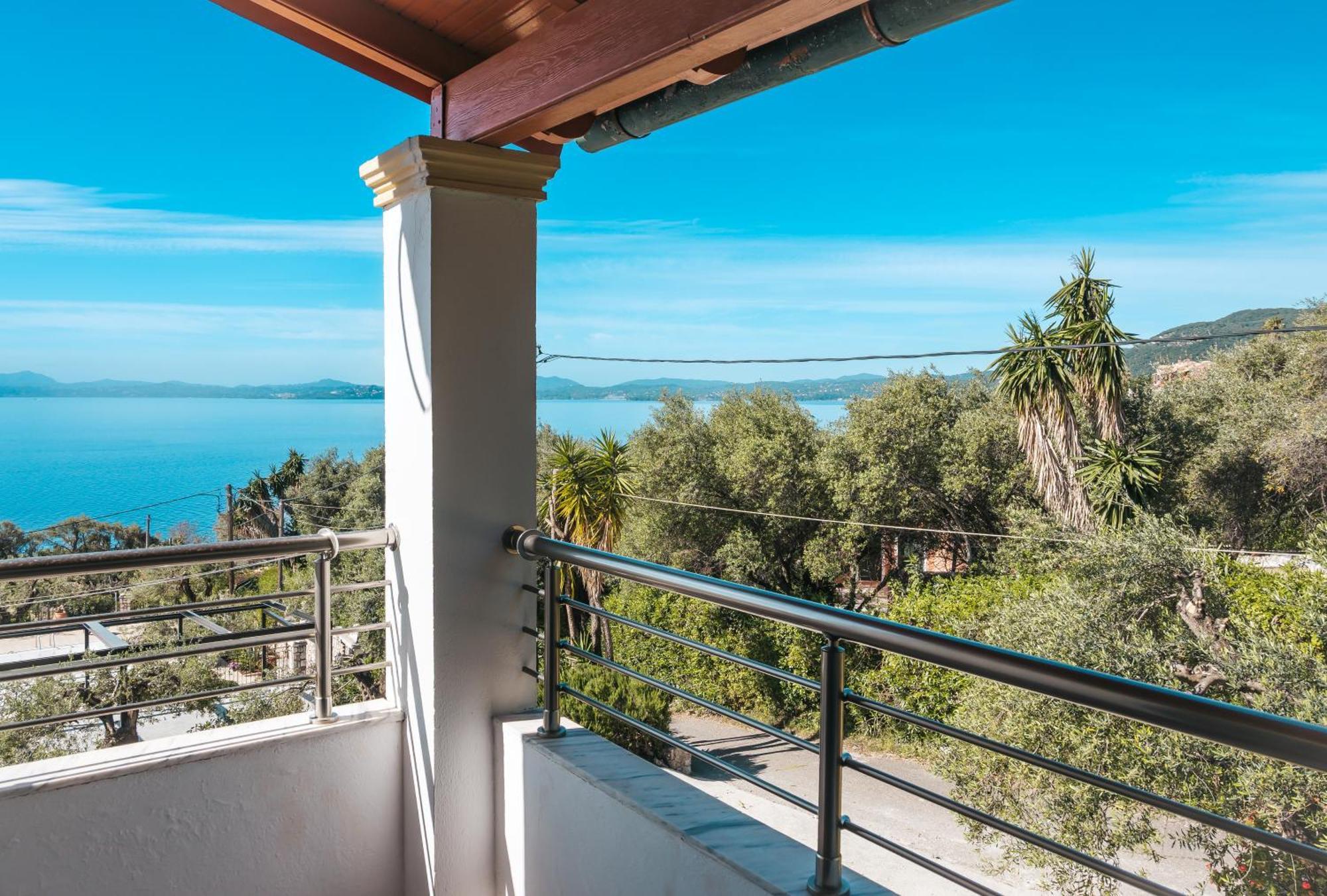 Crystal Blue Hotel, Barbati Luaran gambar