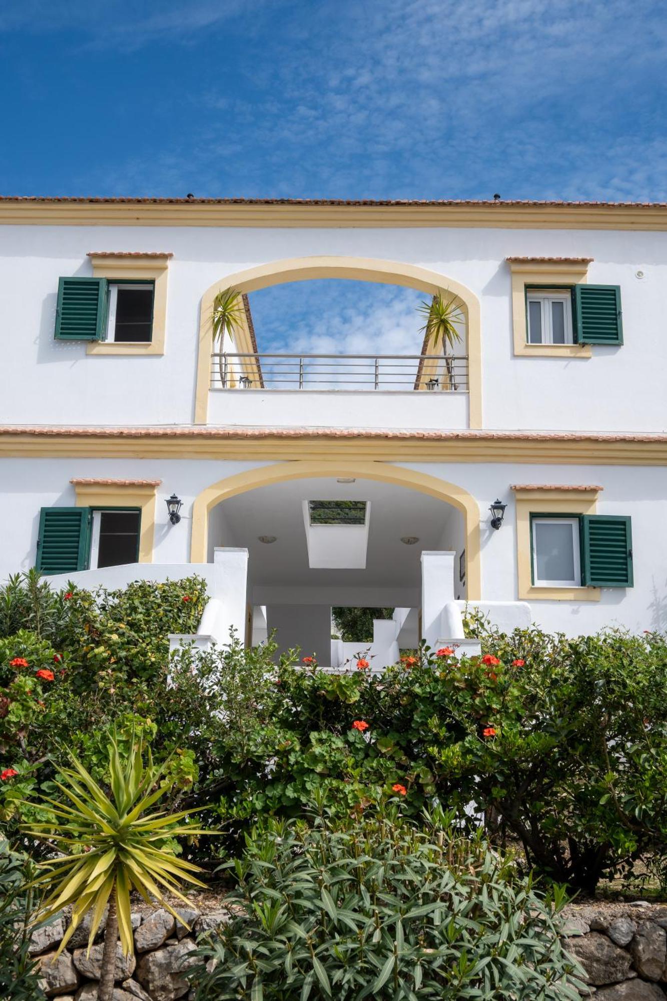 Crystal Blue Hotel, Barbati Luaran gambar