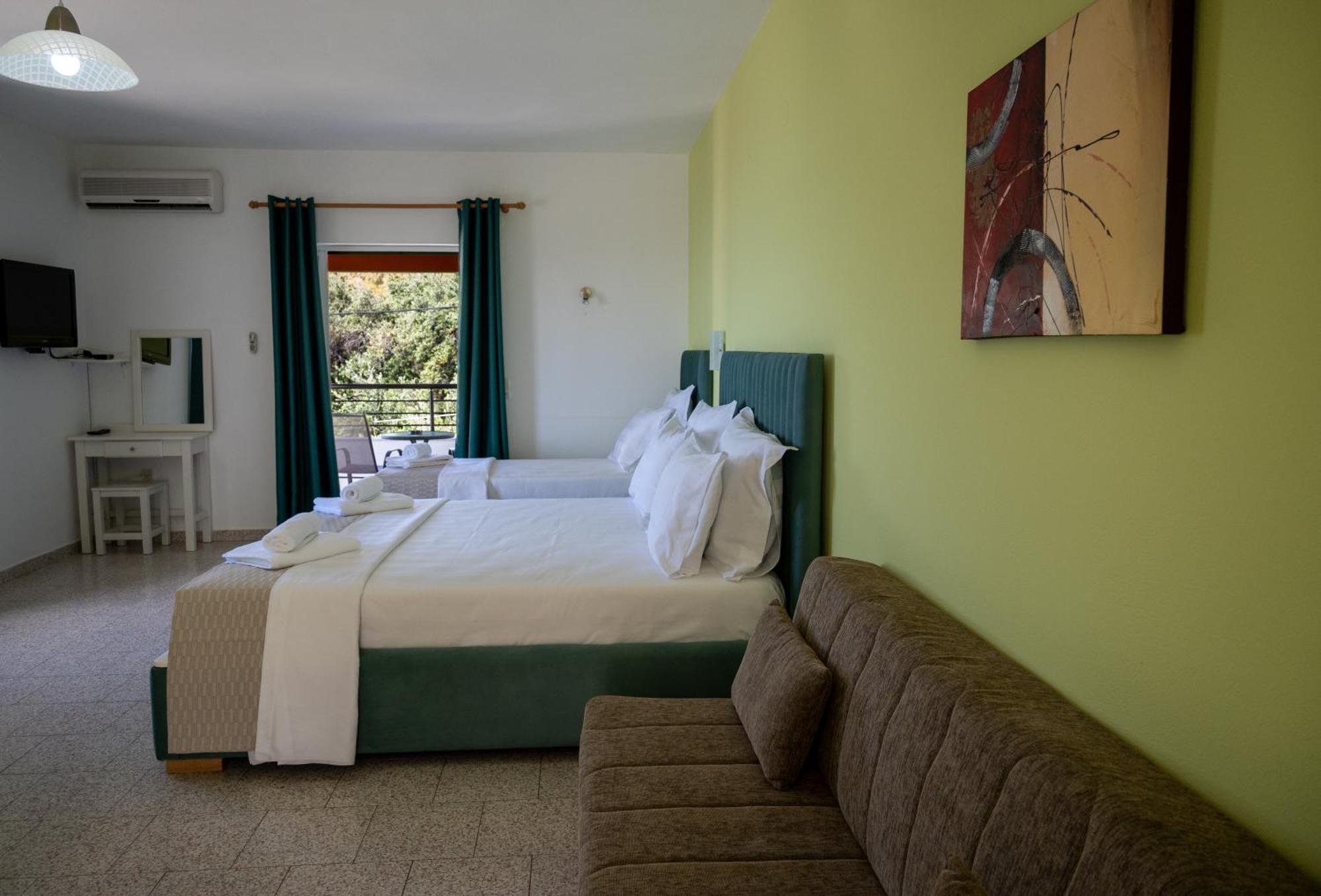 Crystal Blue Hotel, Barbati Luaran gambar