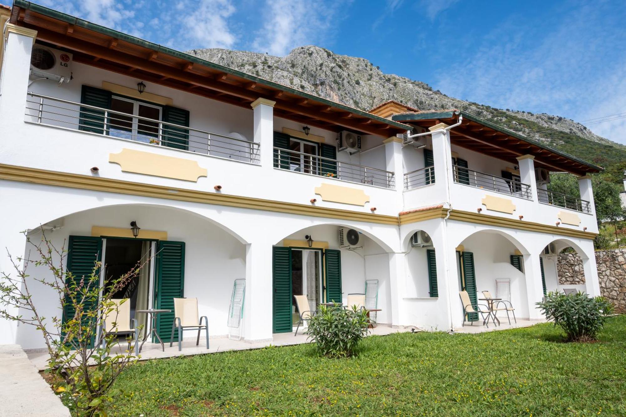 Crystal Blue Hotel, Barbati Luaran gambar