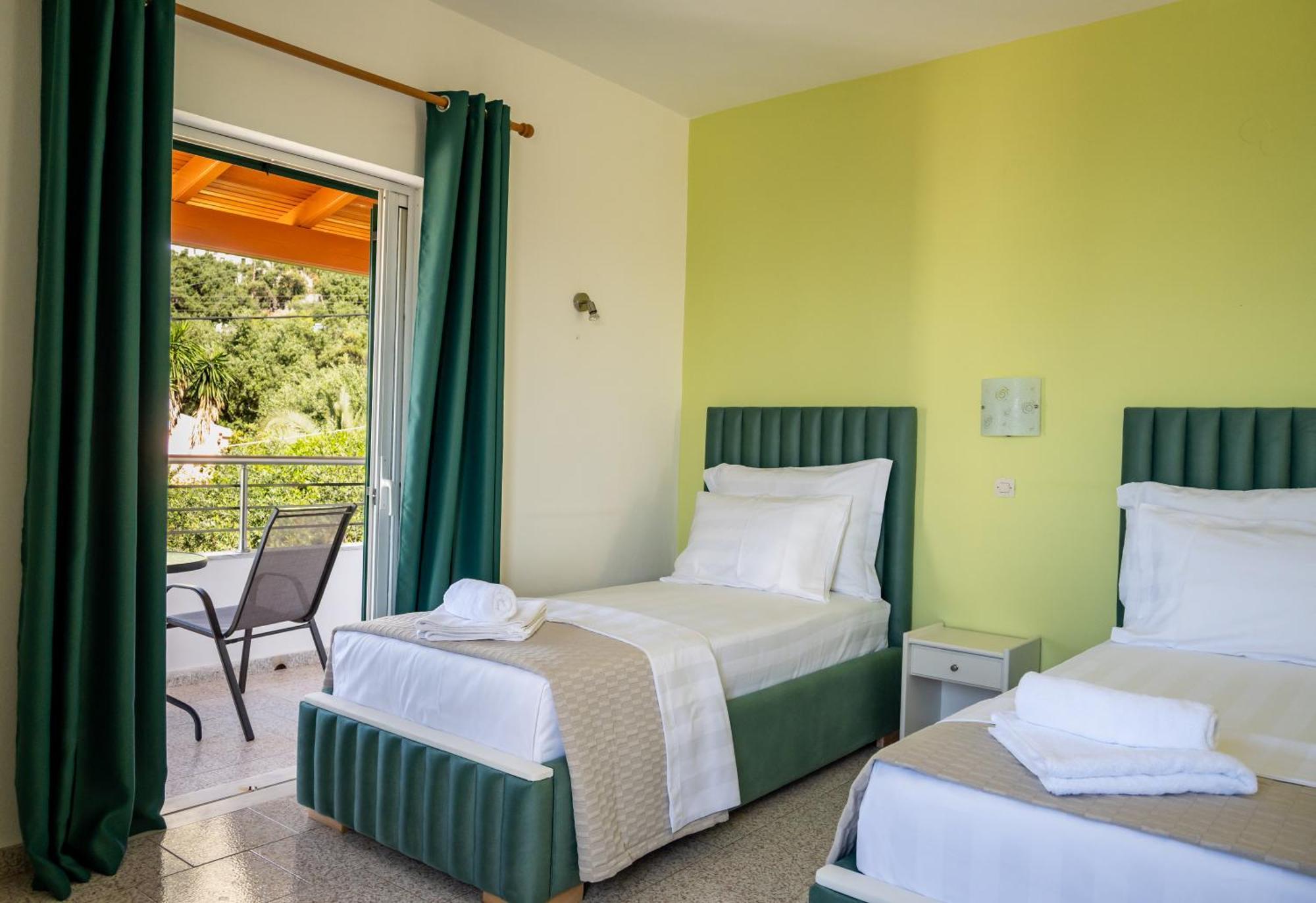 Crystal Blue Hotel, Barbati Luaran gambar