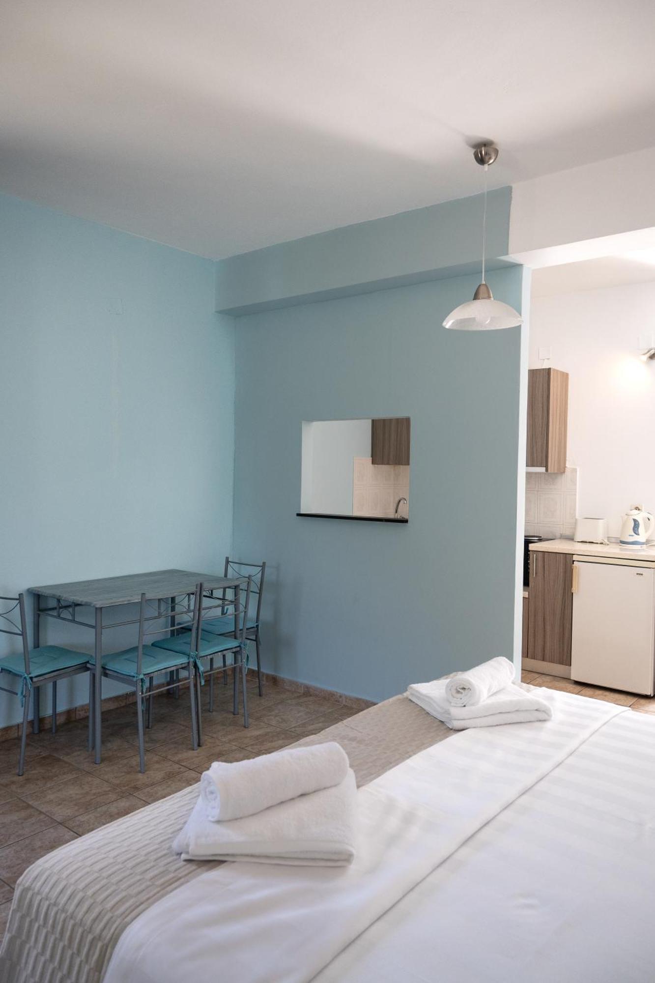 Crystal Blue Hotel, Barbati Luaran gambar