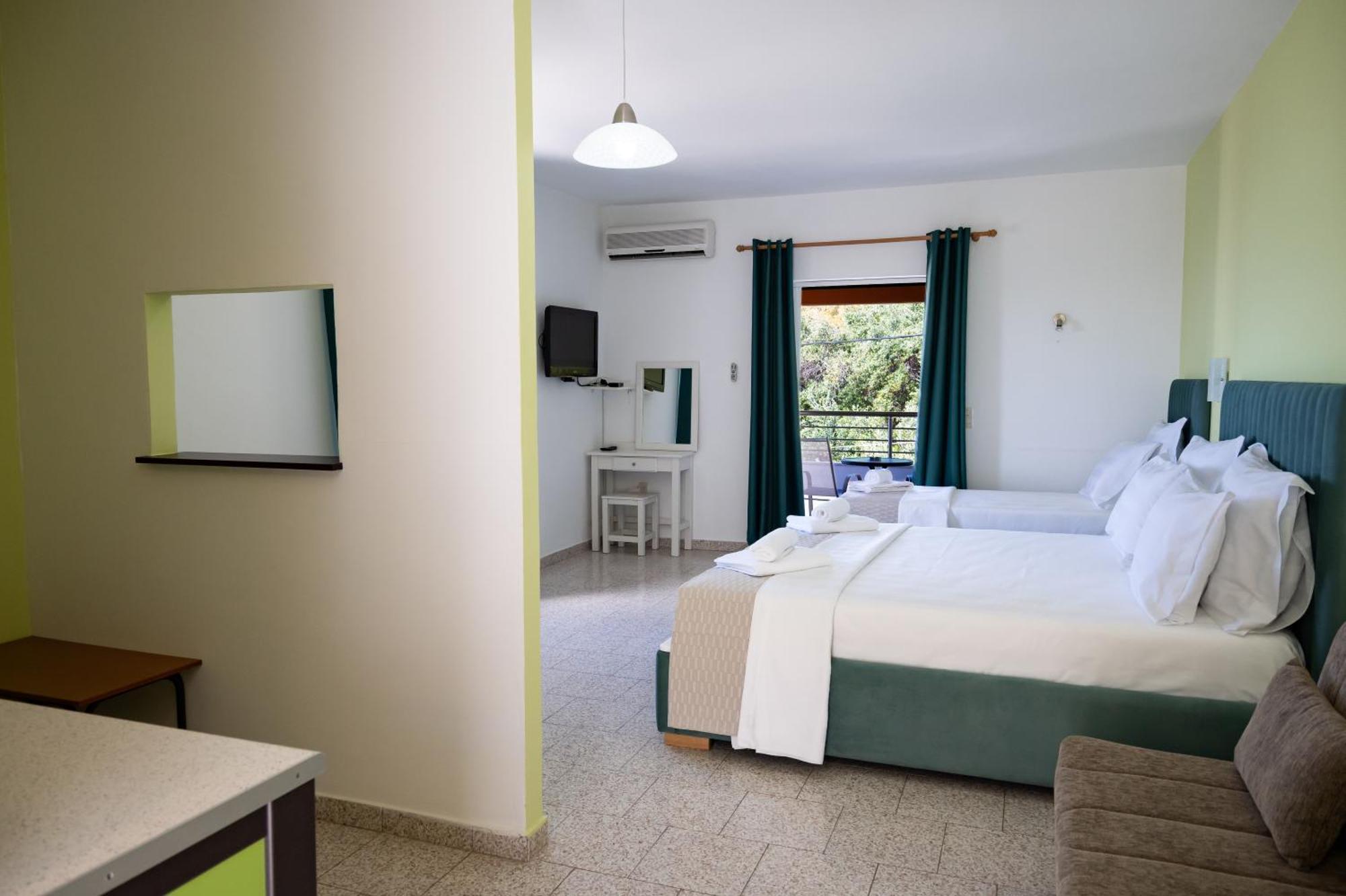 Crystal Blue Hotel, Barbati Luaran gambar
