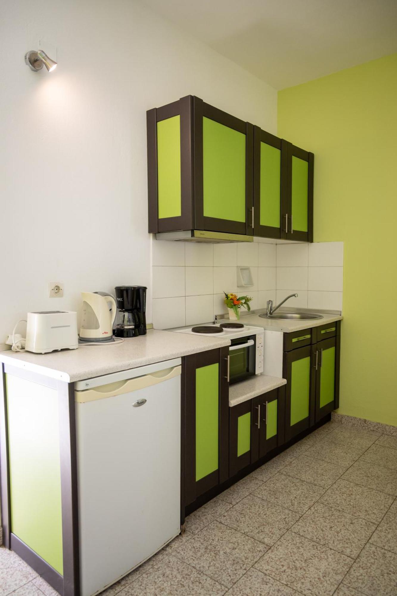 Crystal Blue Hotel, Barbati Luaran gambar