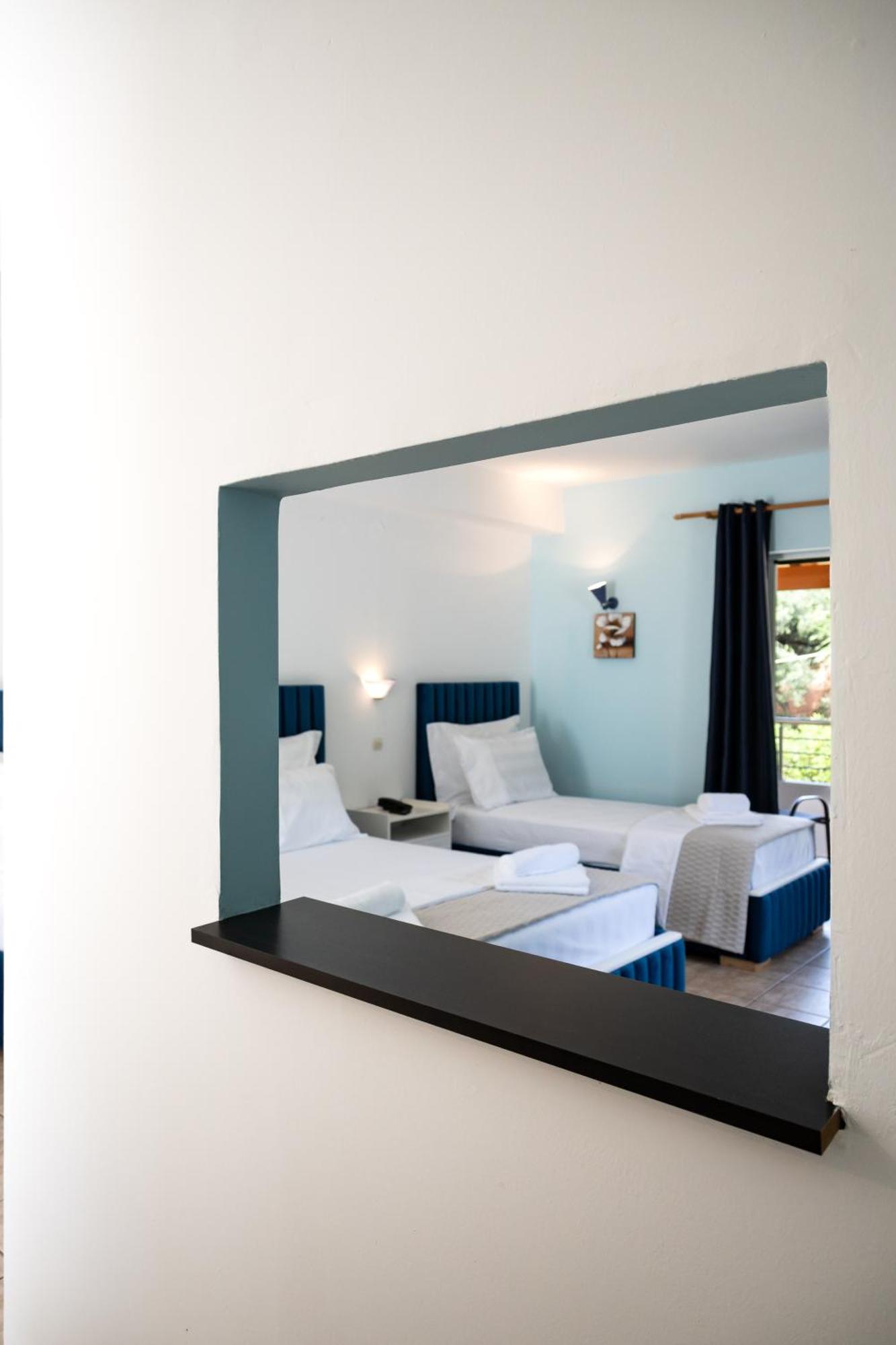 Crystal Blue Hotel, Barbati Luaran gambar