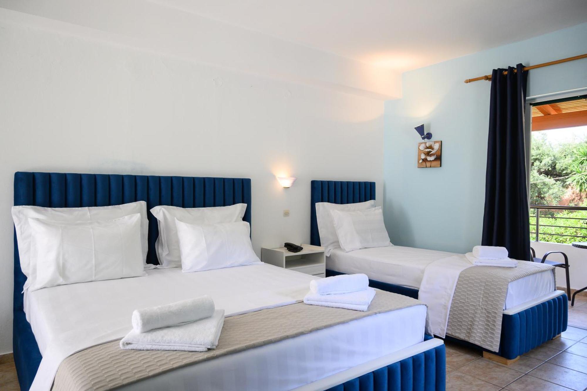 Crystal Blue Hotel, Barbati Luaran gambar