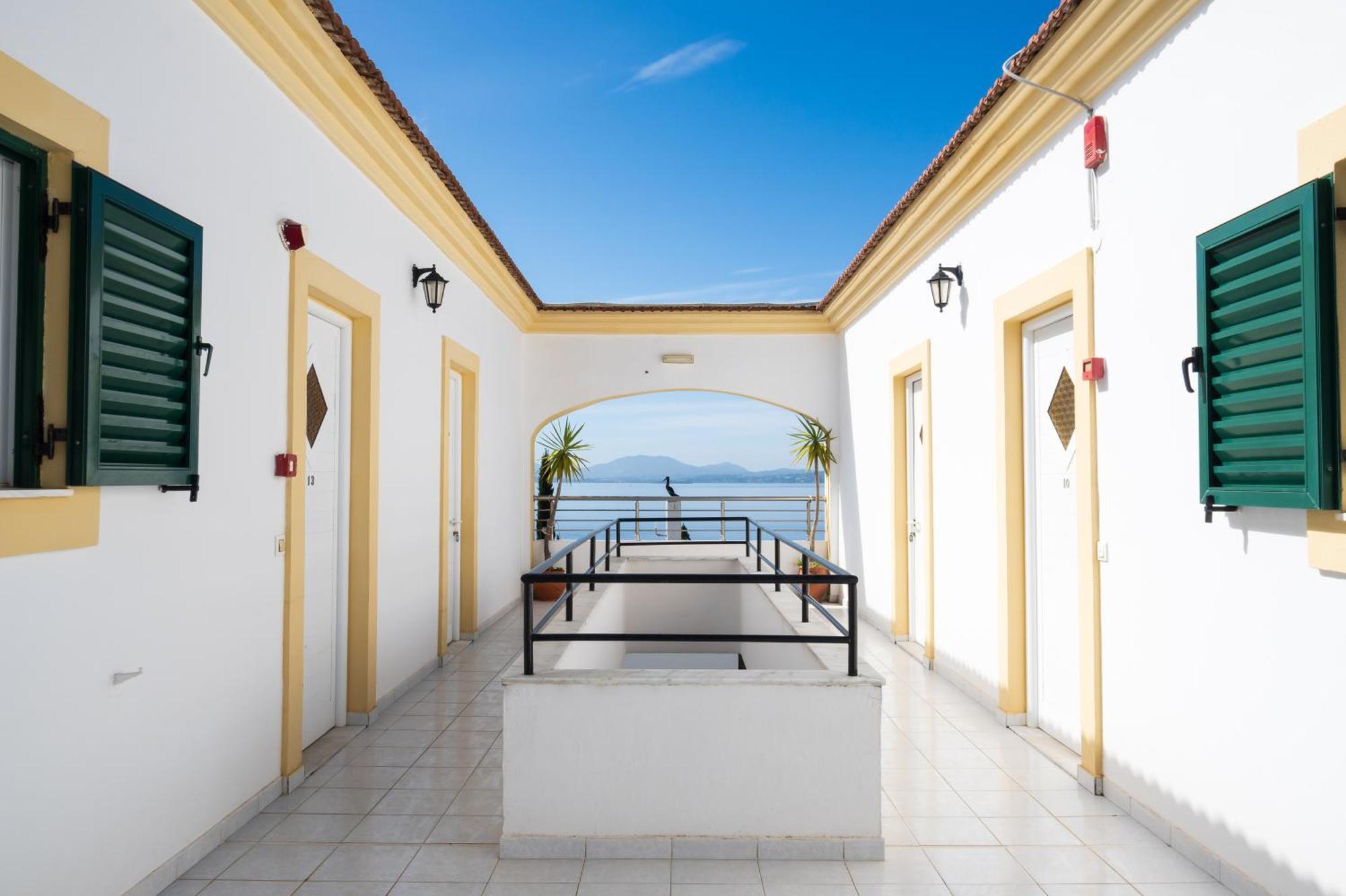 Crystal Blue Hotel, Barbati Luaran gambar