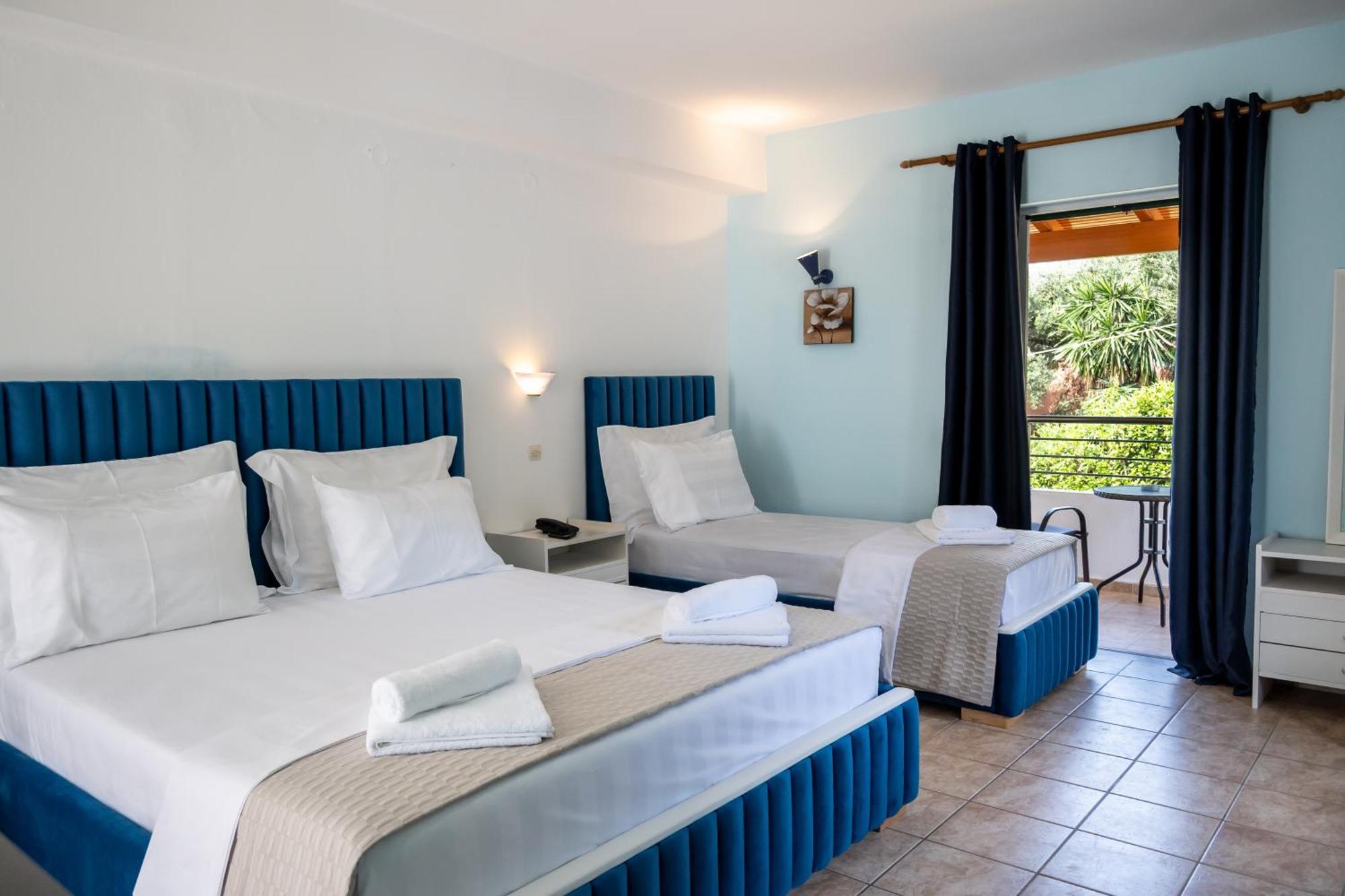 Crystal Blue Hotel, Barbati Luaran gambar