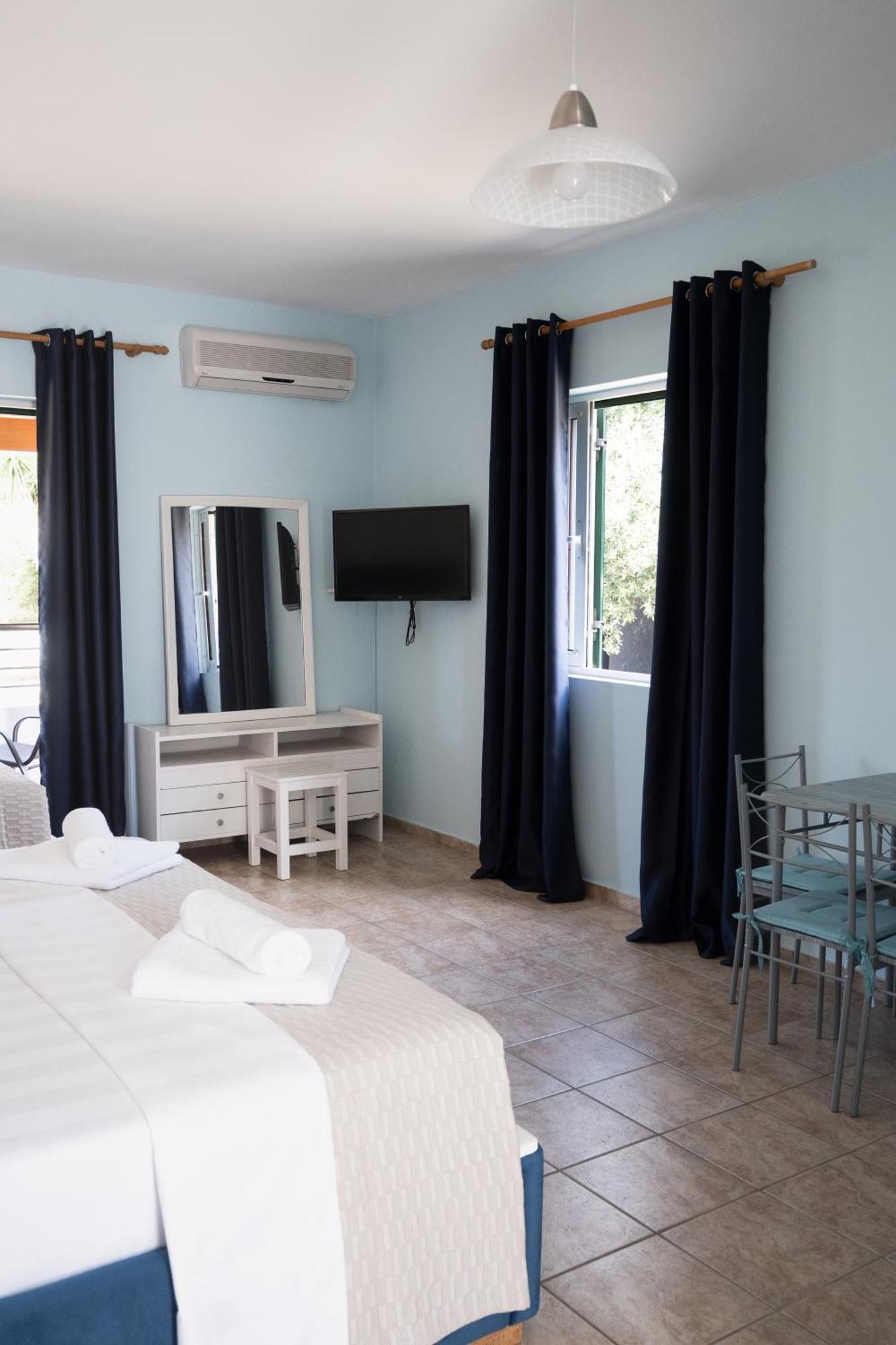Crystal Blue Hotel, Barbati Luaran gambar