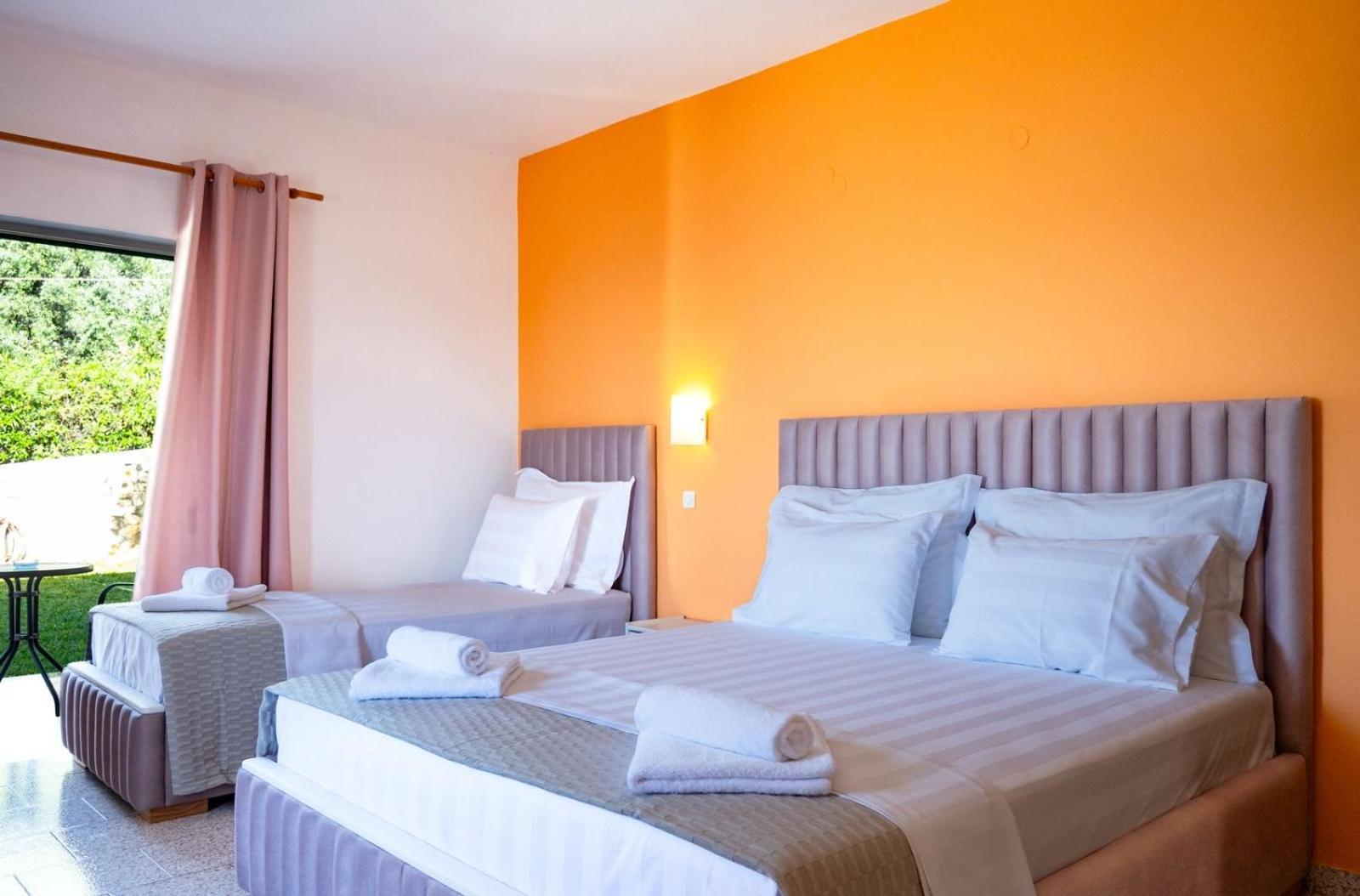 Crystal Blue Hotel, Barbati Luaran gambar