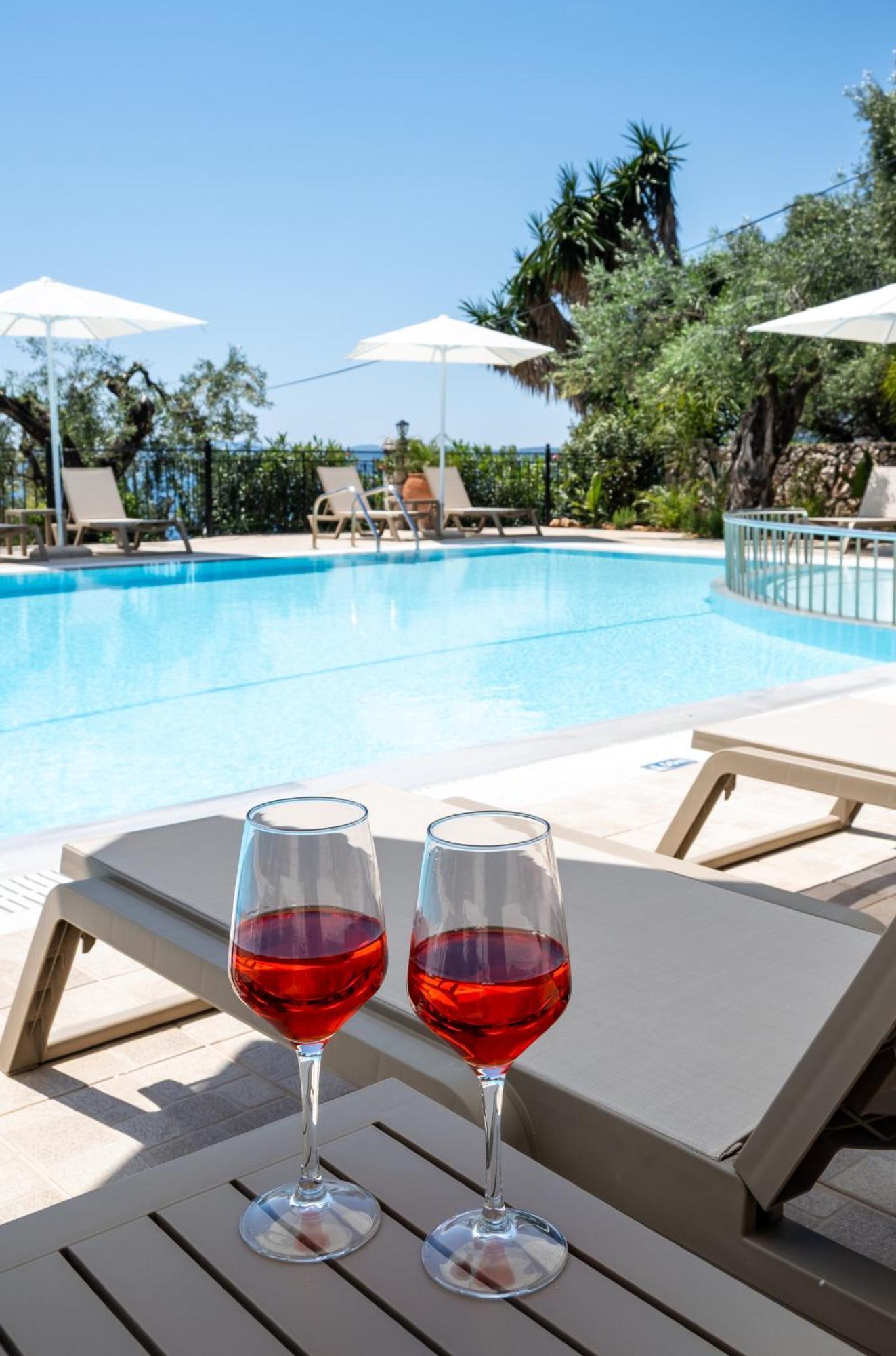 Crystal Blue Hotel, Barbati Luaran gambar